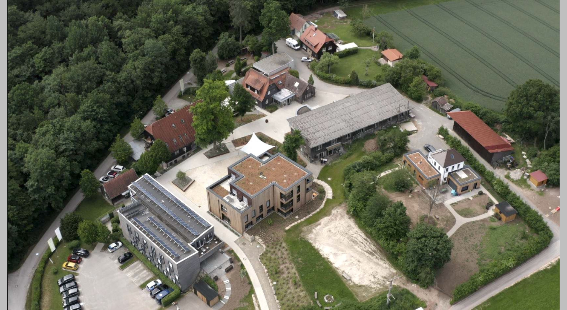 Wohngruppen Gebäude und Cafe Fuchsbau mit Außenanlage 