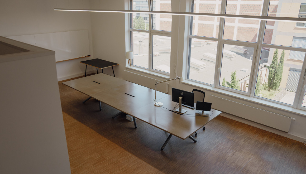 Bürofläche mit 3 trennbaren, rechteckigen Tischen.